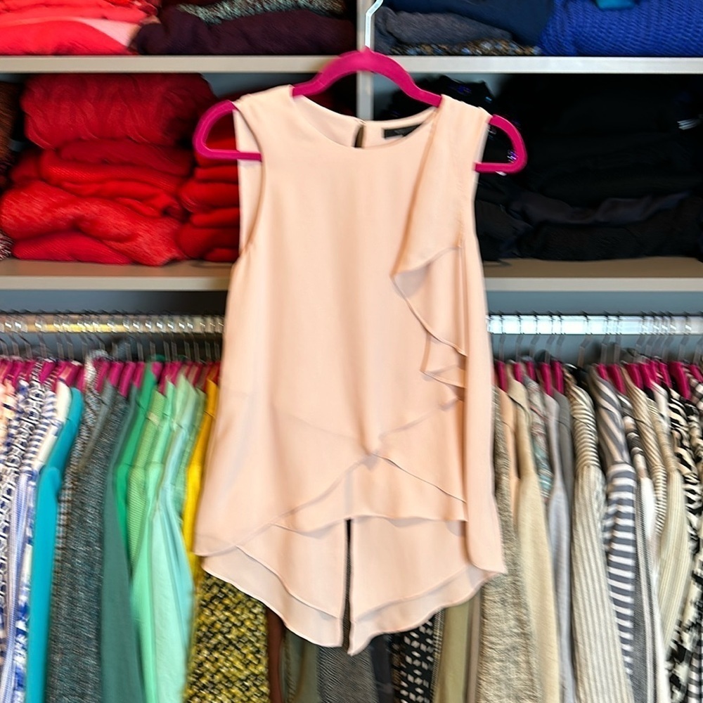 BCGB MaxAzira pinkish tan tiered sleeveless scoop neck blouse size XXS NWOT